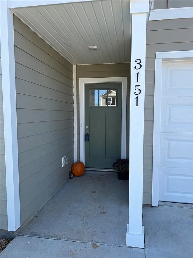 4 bed, 2201 sqft, $2,275 — Photo 3