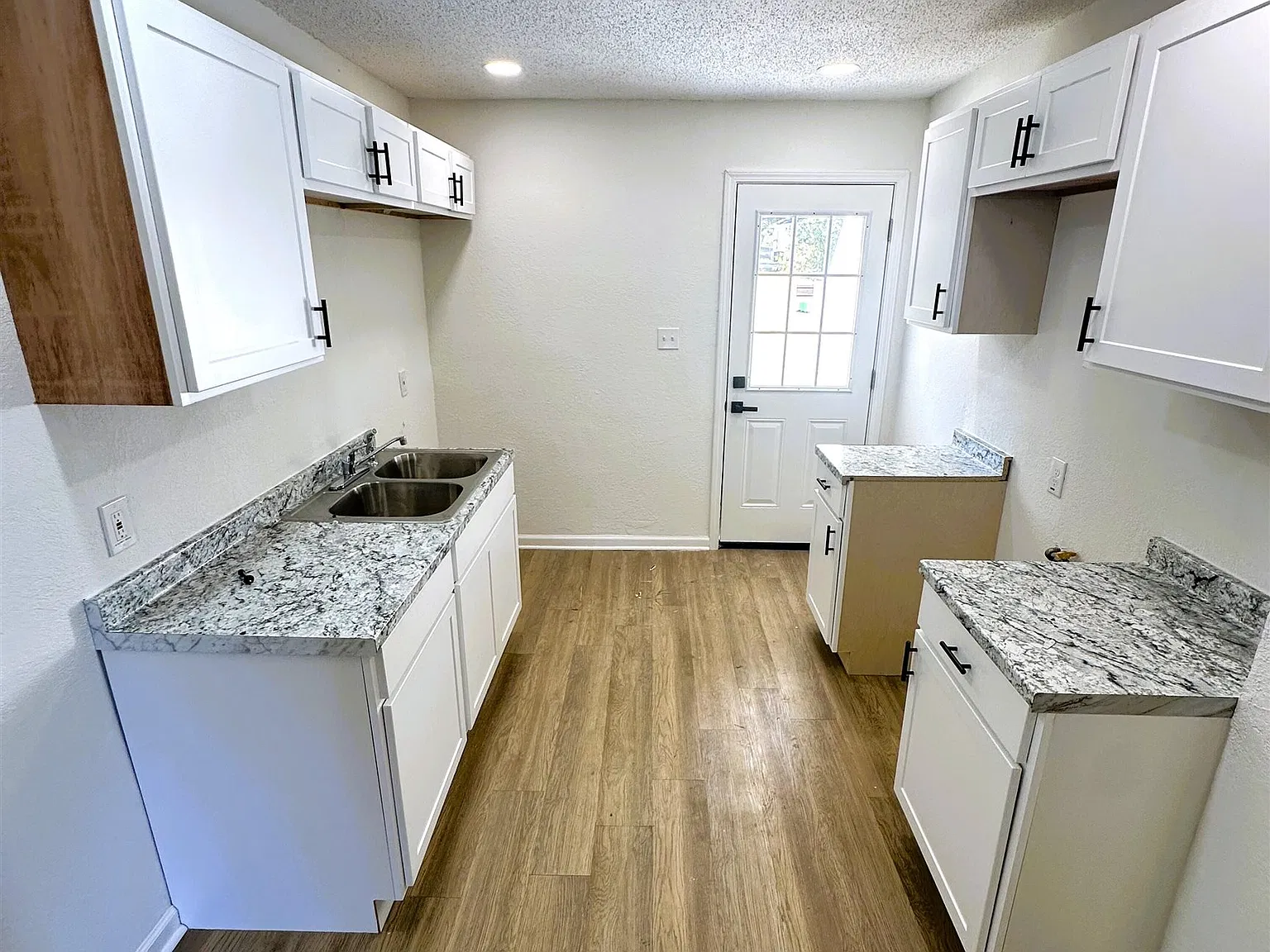 2 bed, 1.0 bath, $1,050 — Photo 2
