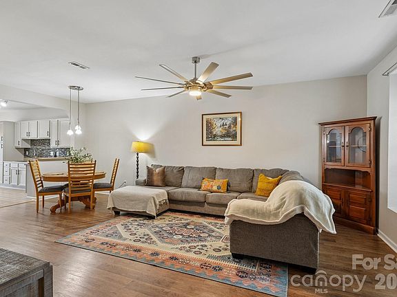 4th image of 2038 Oakstone Dr