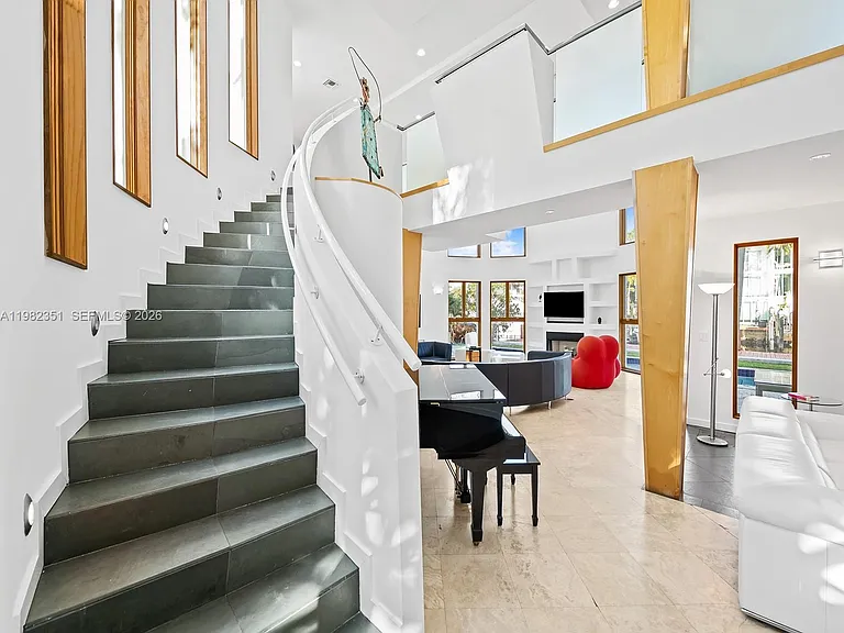 450 Victoria Ter — Photo 10