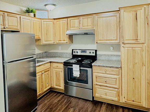 Kitchen: Granite countertops and stainless-steel appliances!