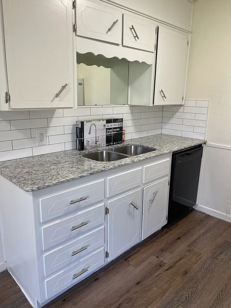 Building Photo - 1702 Kirk Ave #104