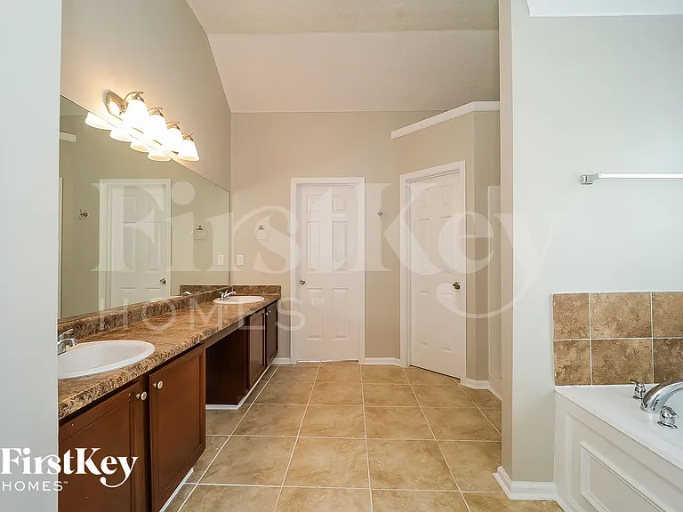 5719 Graywind Trl — Photo 8