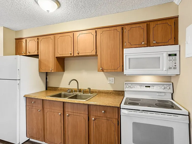 Knollwood and Tanglewood Apartments — Photo 18