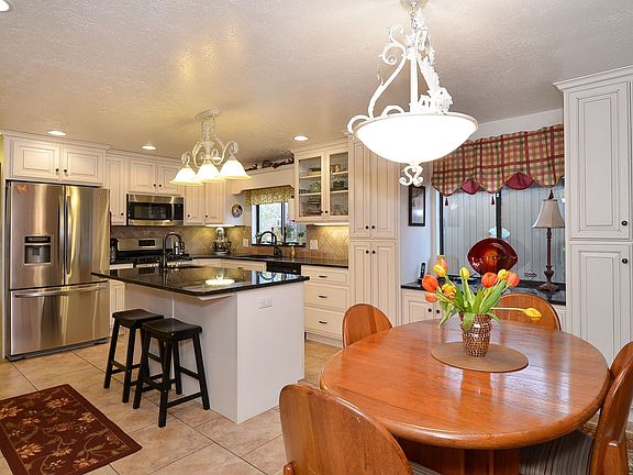 Kitchen dining -  tile floors throughout kitchen / dining / and living room.