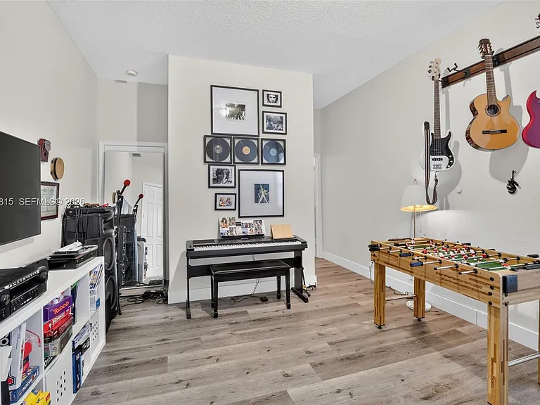 981 Waterside Cir — Photo 21