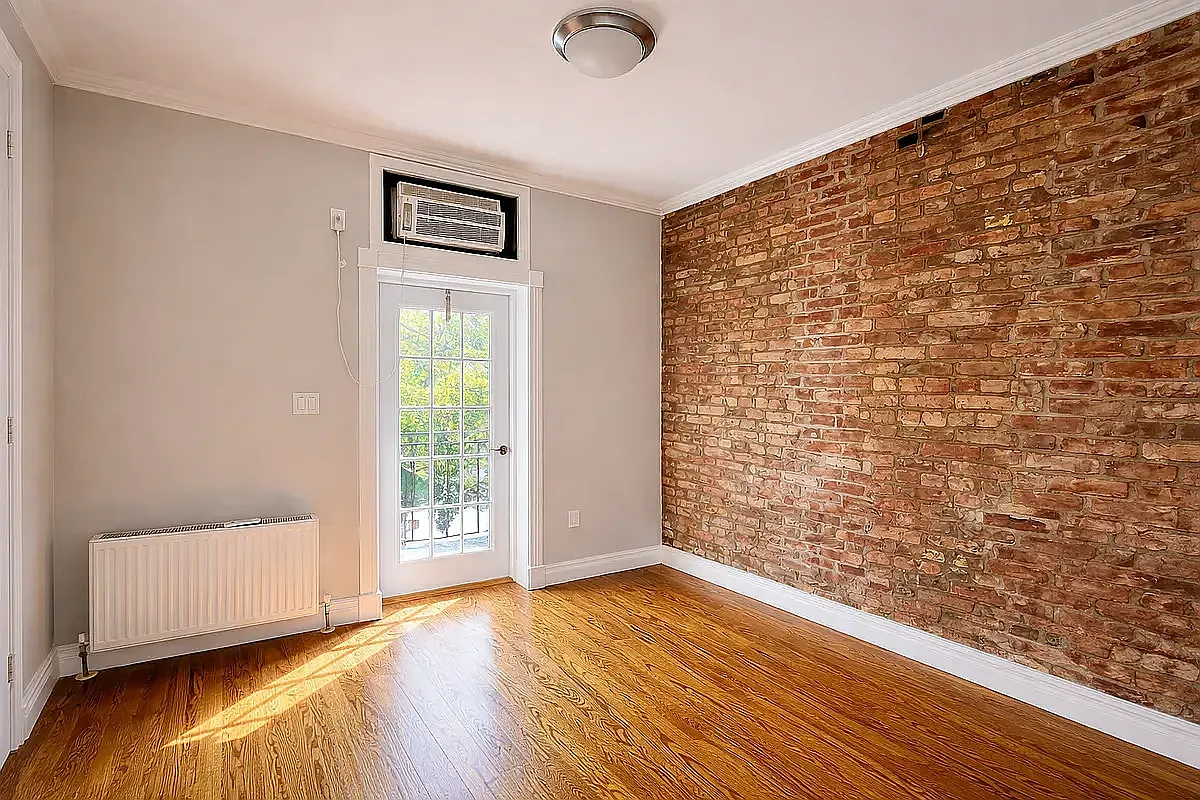 Building Photo - 47 E 1st St #2R