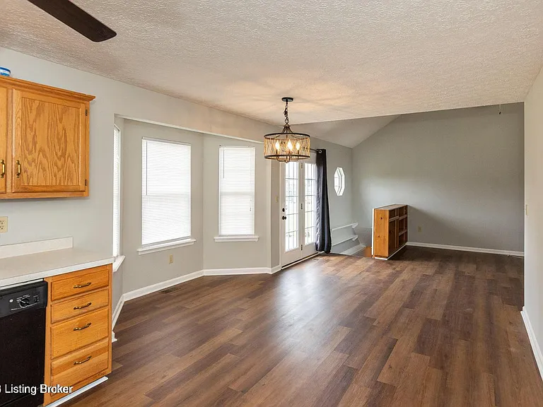 9104 1/2 Fairridge Dr — Photo 3