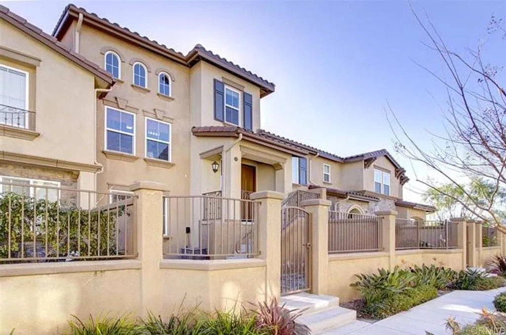 3 bed, 2.5 bath, 1484 sqft, $4,000 — Photo 1