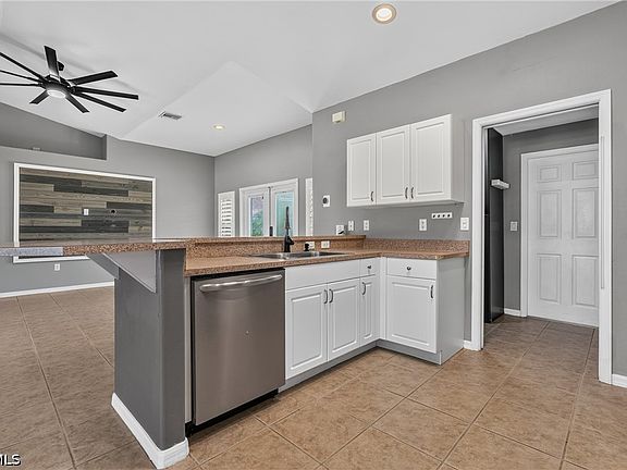 4th image of 300 NW 22nd Pl