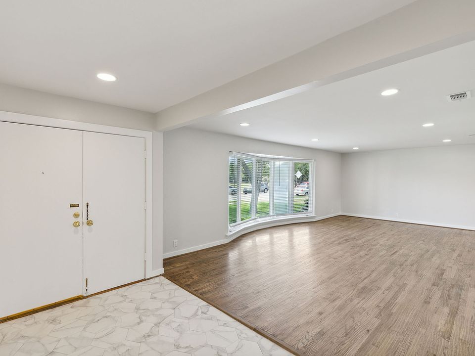 1st image of 3427 Dartmoor Dr