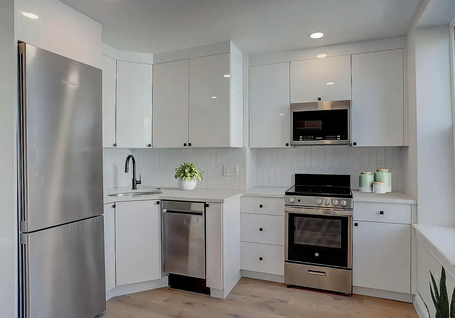 3 bed, 9999 sqft, $5,200 — Photo 3