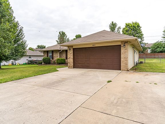 3rd image of 411 Cedar Ln