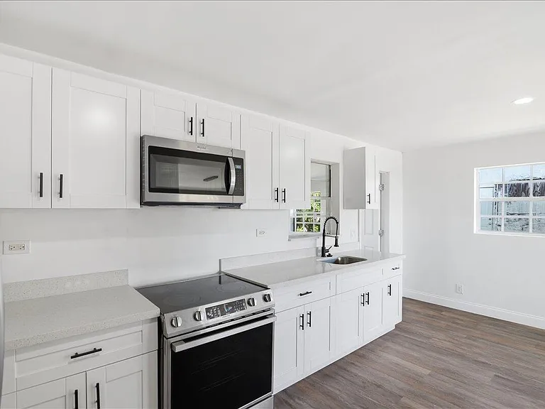 270 SW 10th Ave #1 — Photo 11