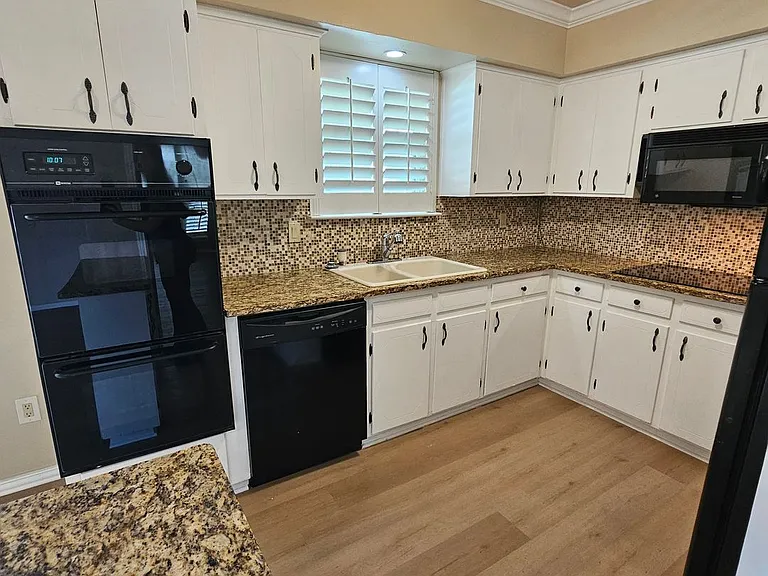 6033 Sandhurst Ln #D — Photo 22
