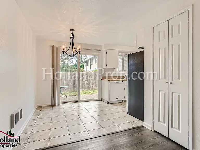 125-127 SW Edgefield Ct #127 — Photo 4