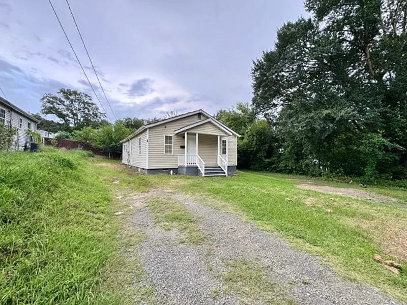 3 bed, 1.0 bath, 1040 sqft, $1,595 — Photo 2