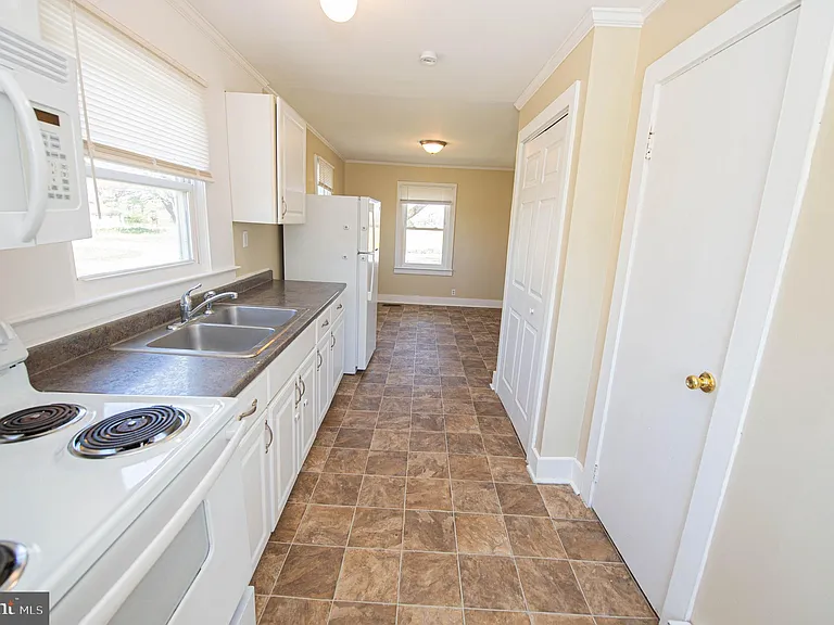 602 E Main St — Photo 34
