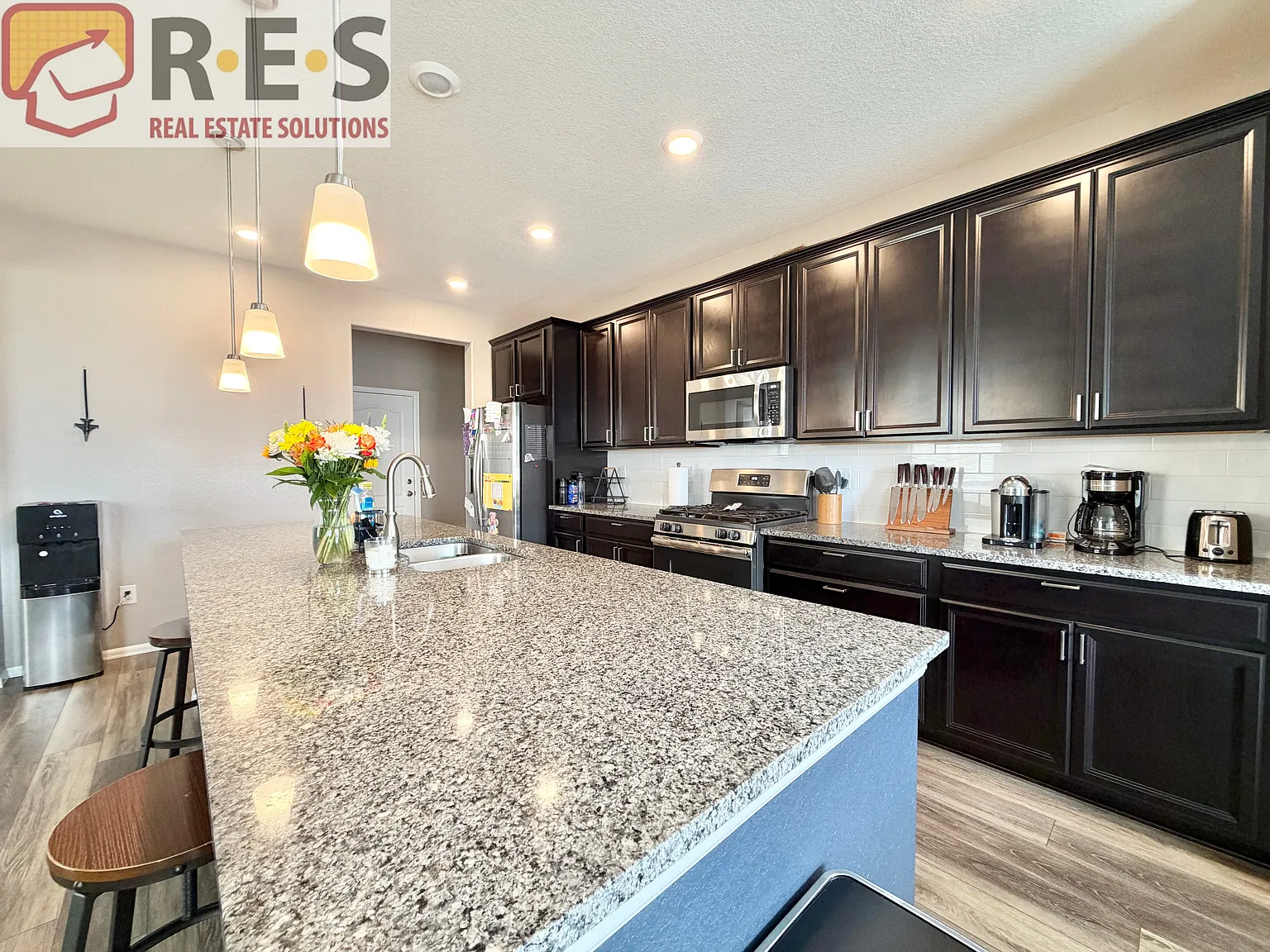 4 bed, 2.5 bath, 3948 sqft, $3,599 — Photo 3