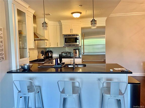4th image of 10 Byron Pl Unit 313