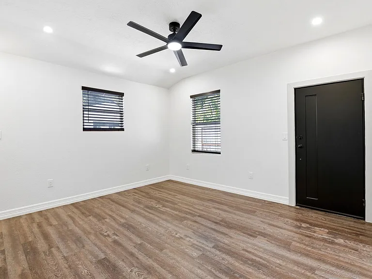 9403 Spaulding St — Photo 32