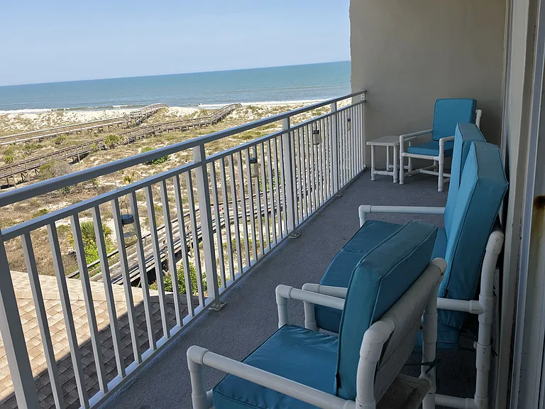 Double Long deck overlooking the beach, shady in the the day.