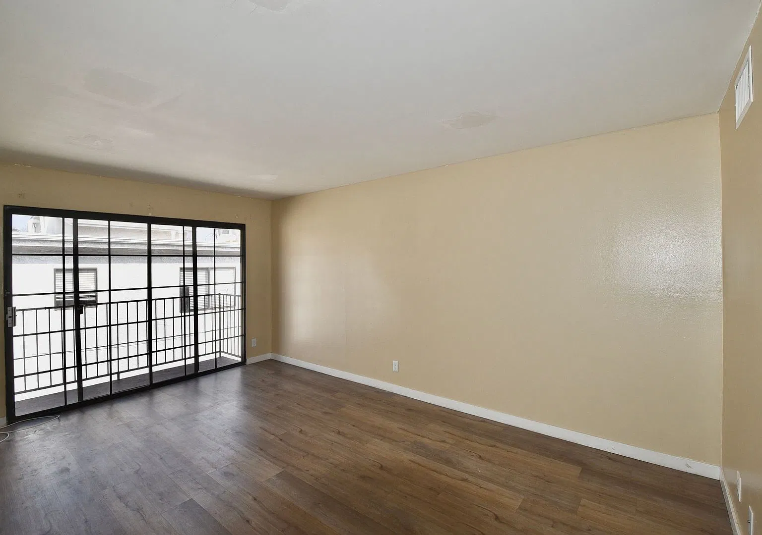 5921 Whitsett Ave — Photo 3