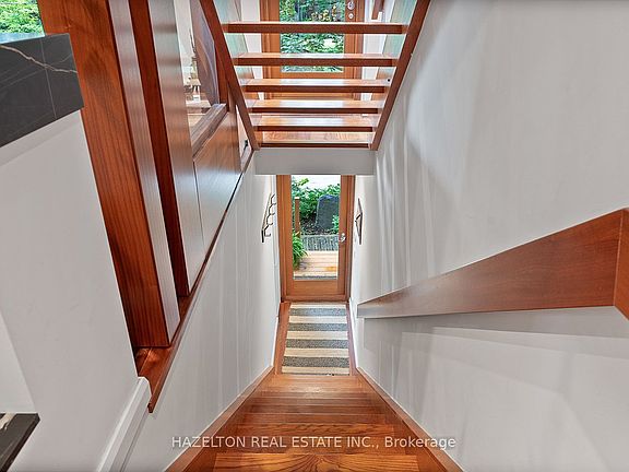 4th image of 32 Regal Rd