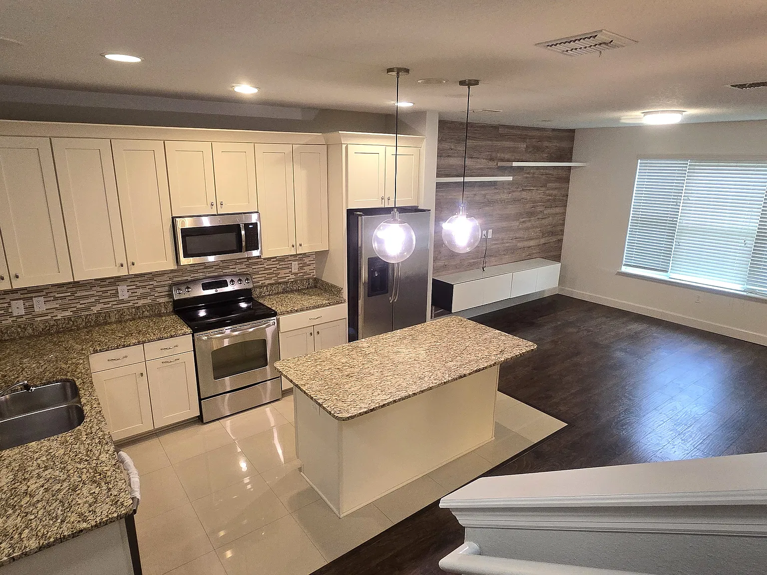 3 bed, 2.5 bath, 1984 sqft, $2,995 — Photo 4