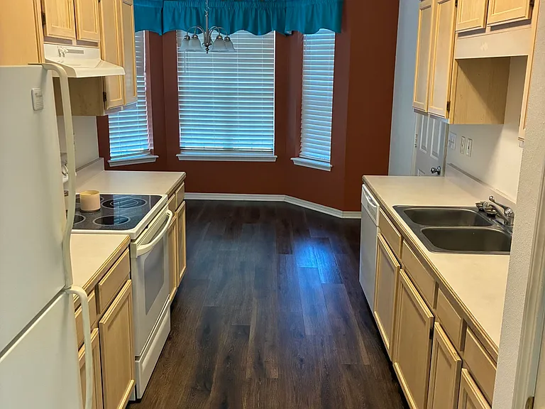 19393 W Lake Village Dr — Photo 3