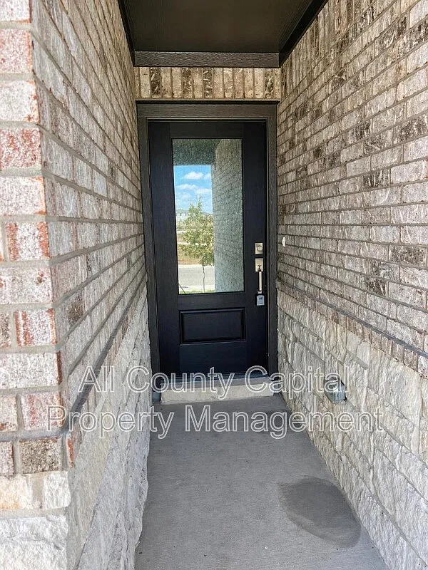4 bed, 2.0 bath, 1662 sqft, $2,100 — Photo 3