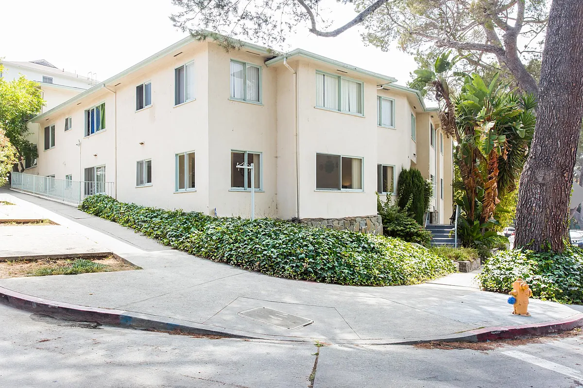 Building Photo - 600 Kelton Ave #9