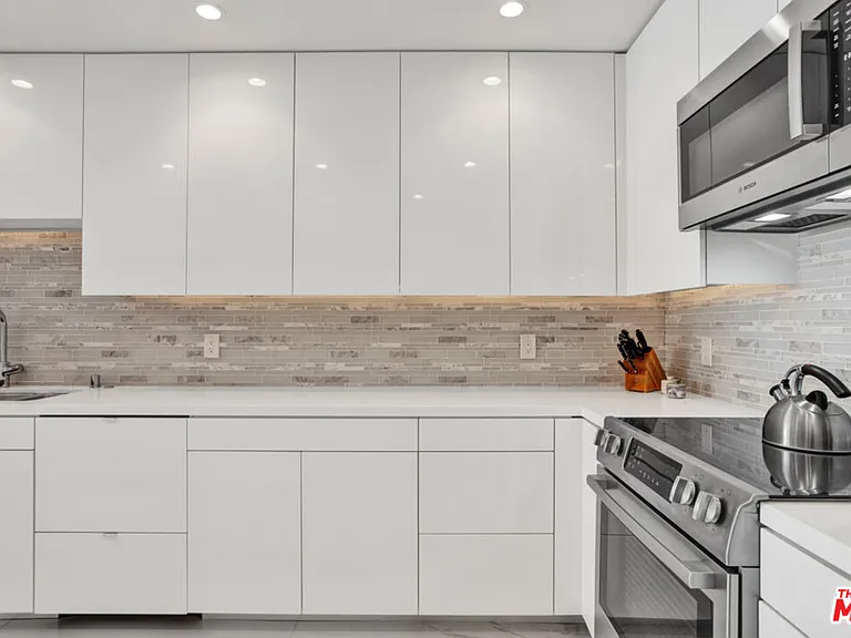 1100 Alta Loma Rd #1103 — Photo 10