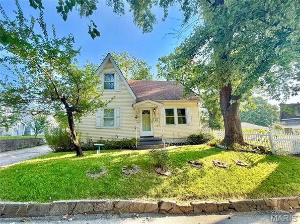 320 Montgomery St, Saint Charles, MO 63301