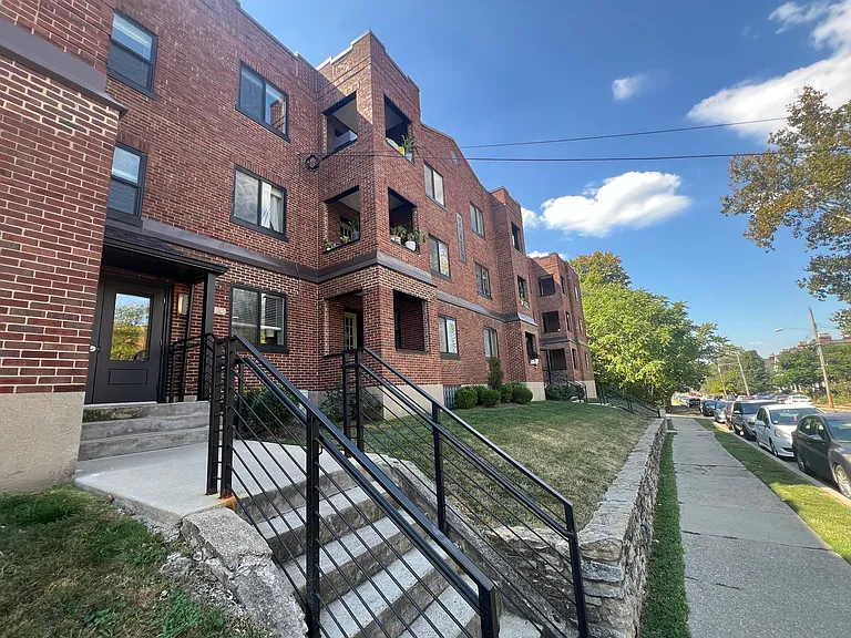 2621-2623 Woodburn Ave. — Photo 1