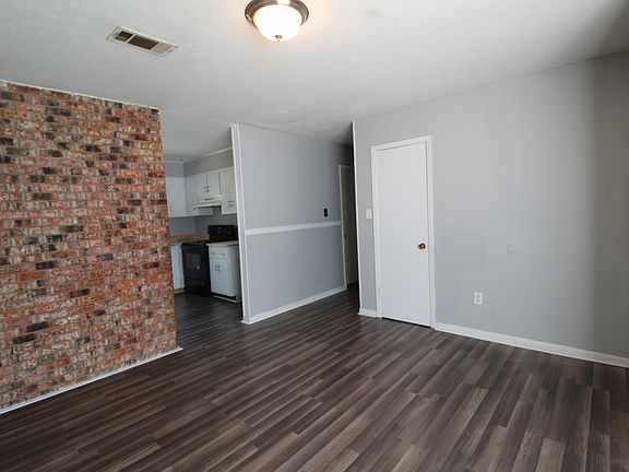 5th image of 3012 W Park Dr