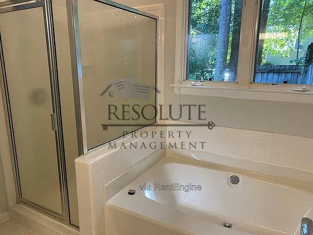 100 Woodbend Ct — Photo 8