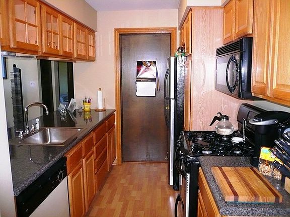 4th image of 1902 Rosewood Ct APT 5A