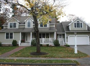 31 Trickett Rd, Lynnfield, MA 01940