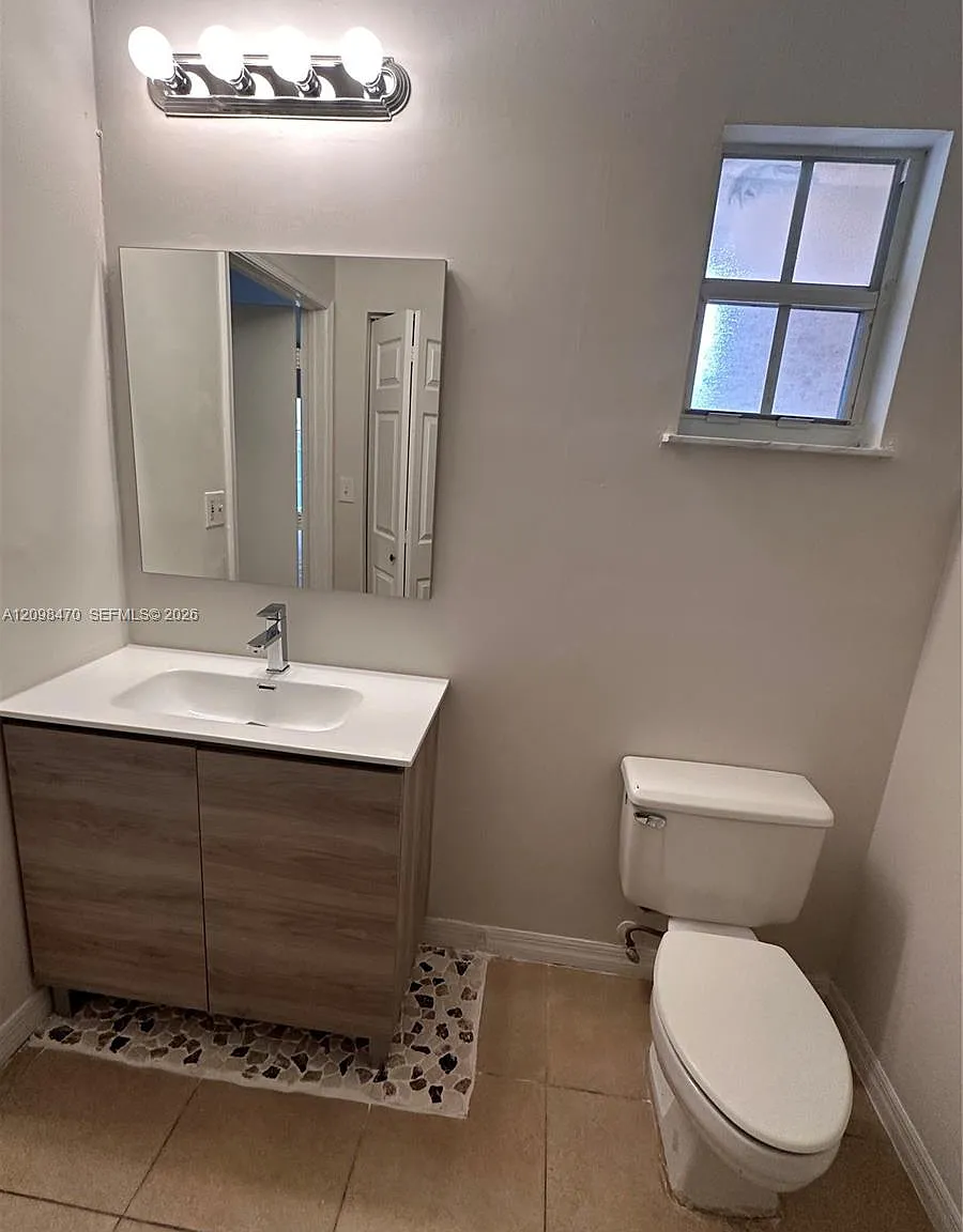 Chareaux Gardens Condo — Photo 4