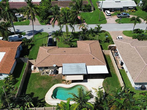 4th image of 2630 NE 53RD Court
