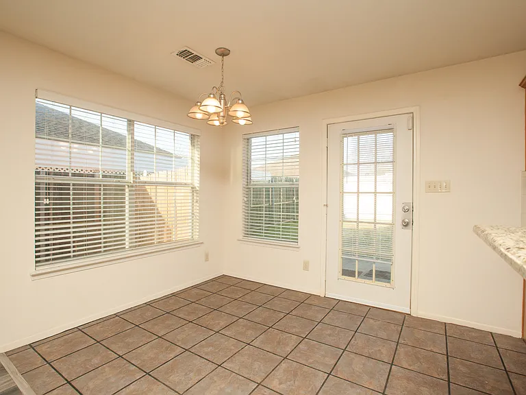 416 Joyce Way — Photo 6