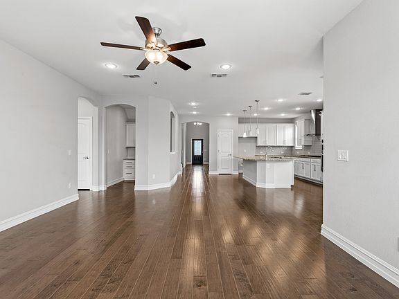 4th image of 5901 Silverhollow Dr
