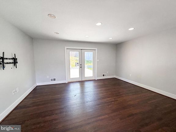 3rd image of 6515 Carriage Dr