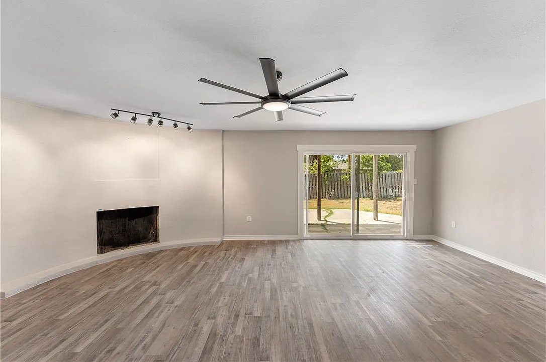4 bed, 2.5 bath, 2442 sqft, $2,495 — Photo 3