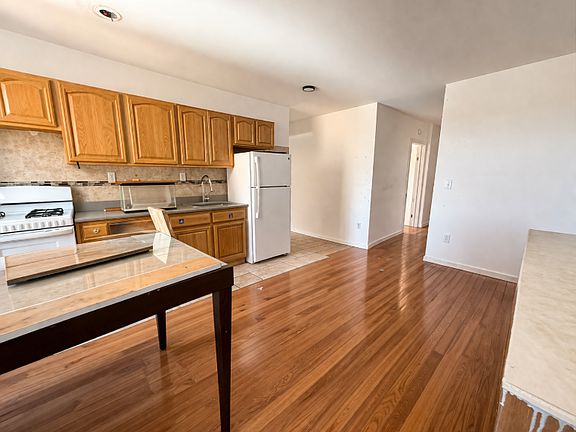 2nd image of 1064-1068 Ward Ave #3E