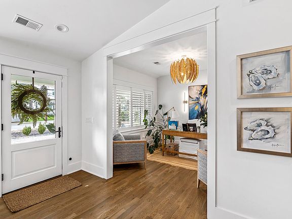 5th image of 710 Simmons St