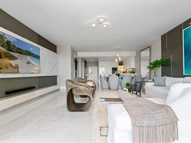 19143 Fisher Island Dr #19143 — Photo 31
