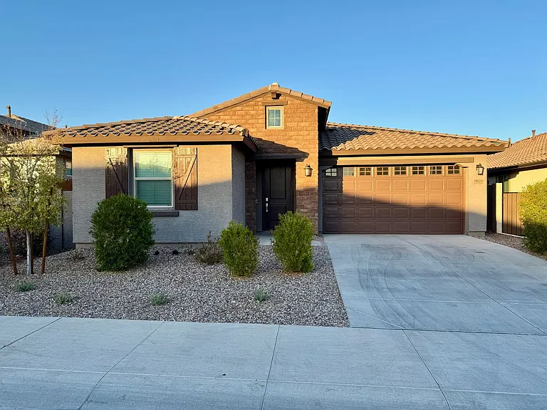 19624 W Badgett Ln — Photo 2