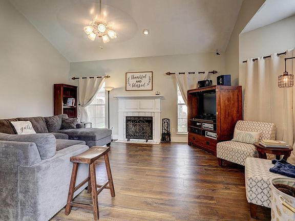 5th image of 112 Doncaster Cir